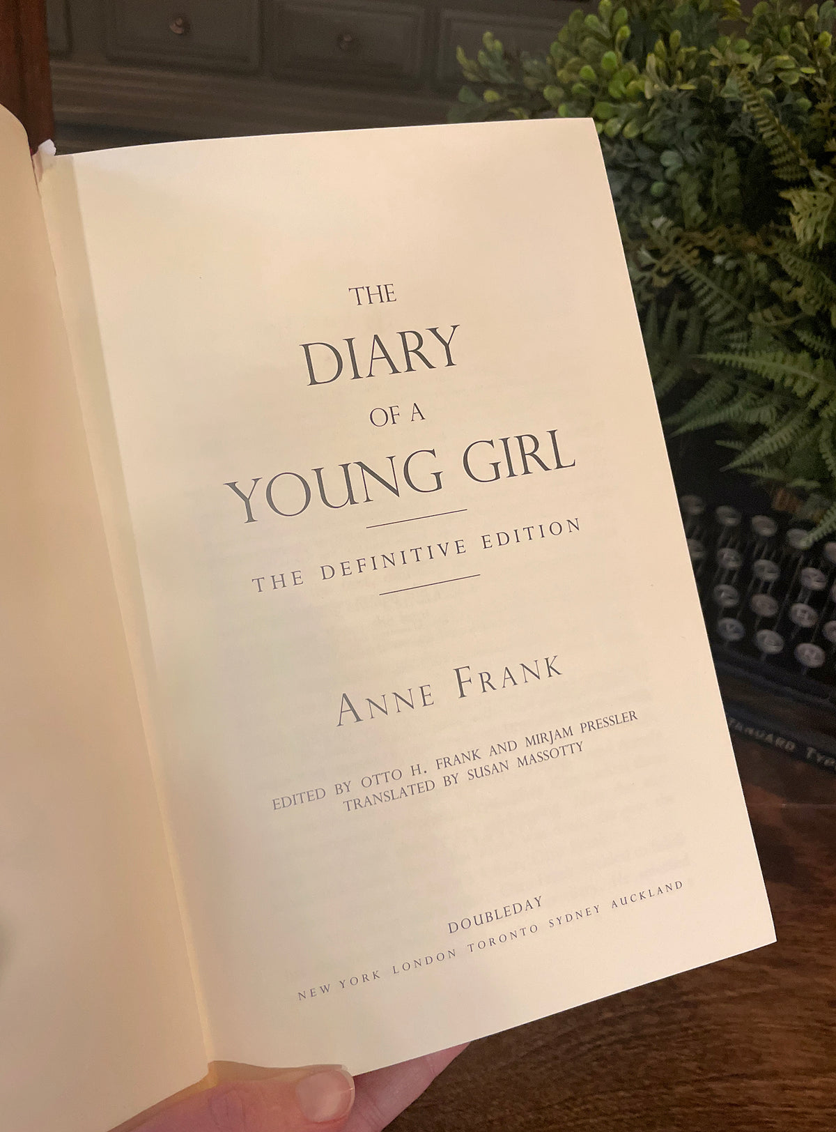 Anne Frank: The Diary of a Young Girl, Collectible Hardcover Classic, Bonded Leather with Gilded Pages and Ribbon Marker