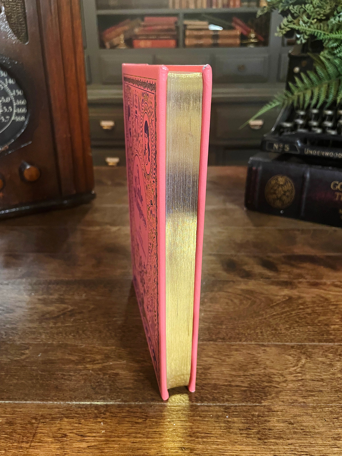 A Little Princess, Collectible Hardcover Classic, Bonded Leather with Classic Illustrations, Gilded Pages, and Ribbon Marker