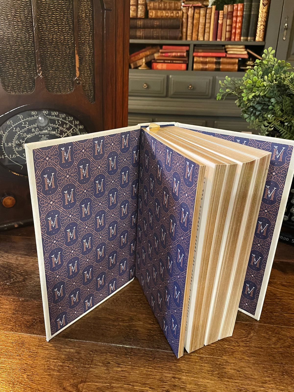 Les Miserables, Collectible Hardcover Classic, Bonded Leather with Gilded Pages and Ribbon Marker