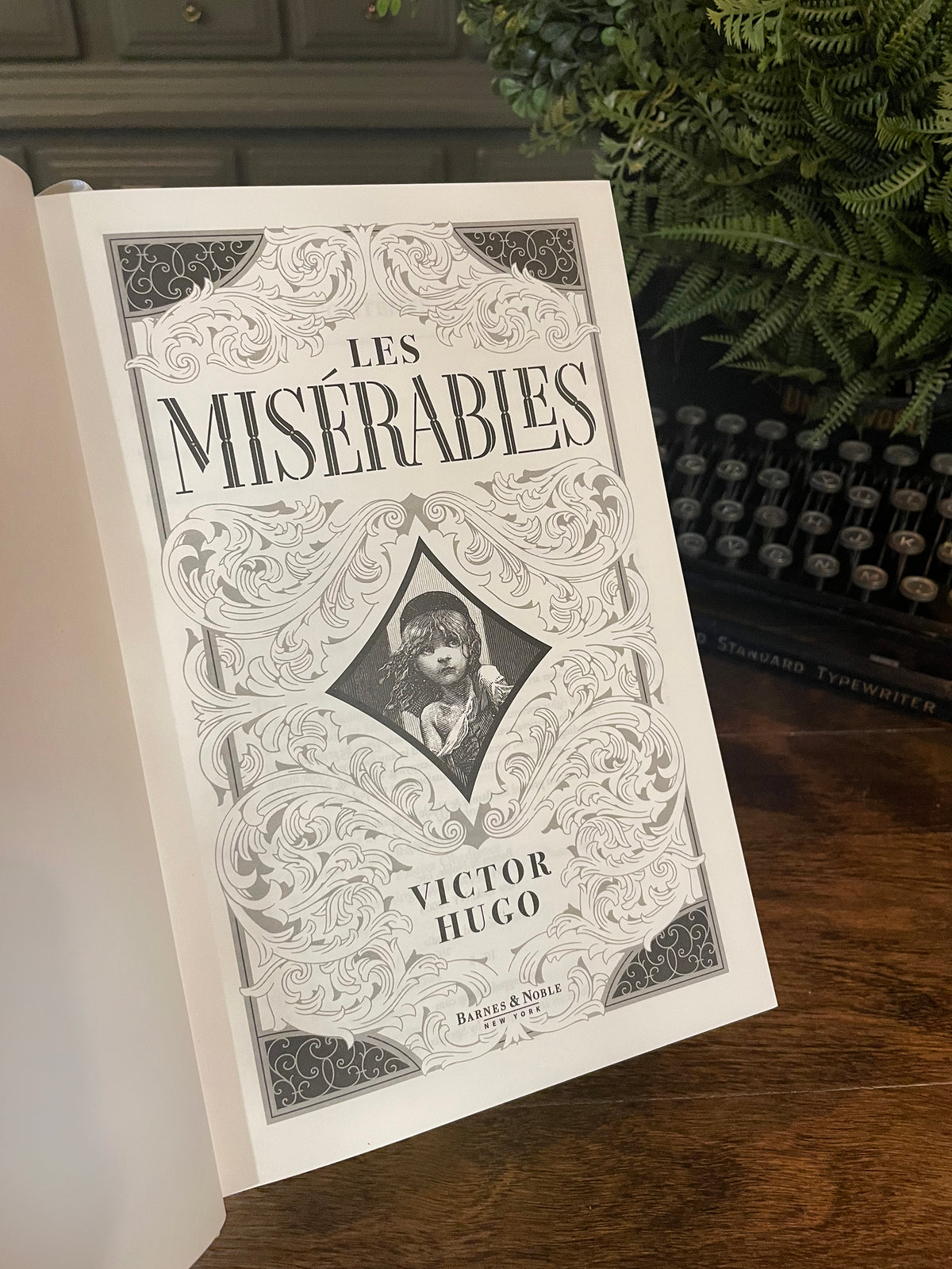 Les Miserables, Collectible Hardcover Classic, Bonded Leather with Gilded Pages and Ribbon Marker