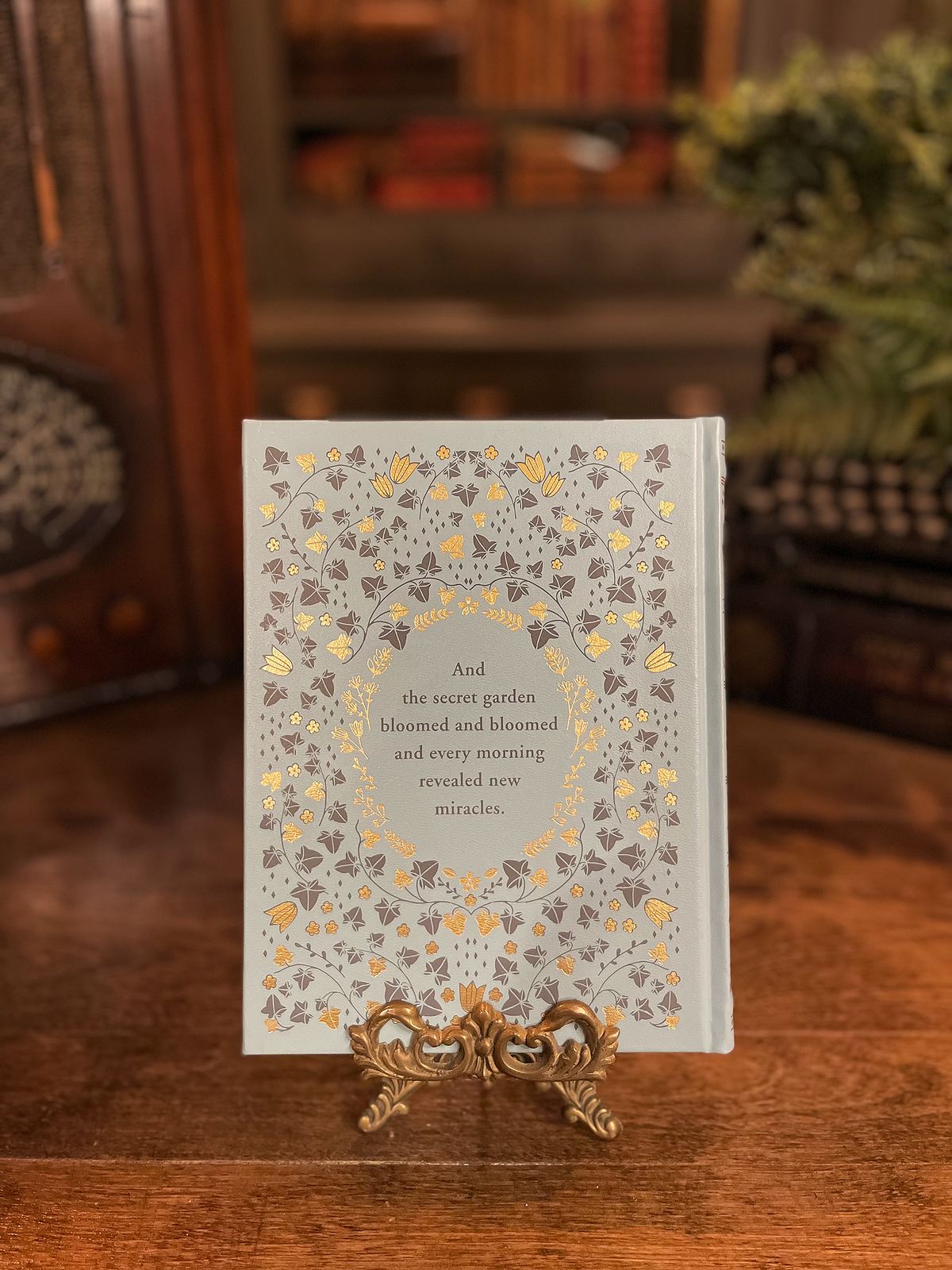 The Secret Garden, Collectible Hardcover Classic, Bonded Leather with Classic Illustrations, Gilded Pages, and Ribbon Marker