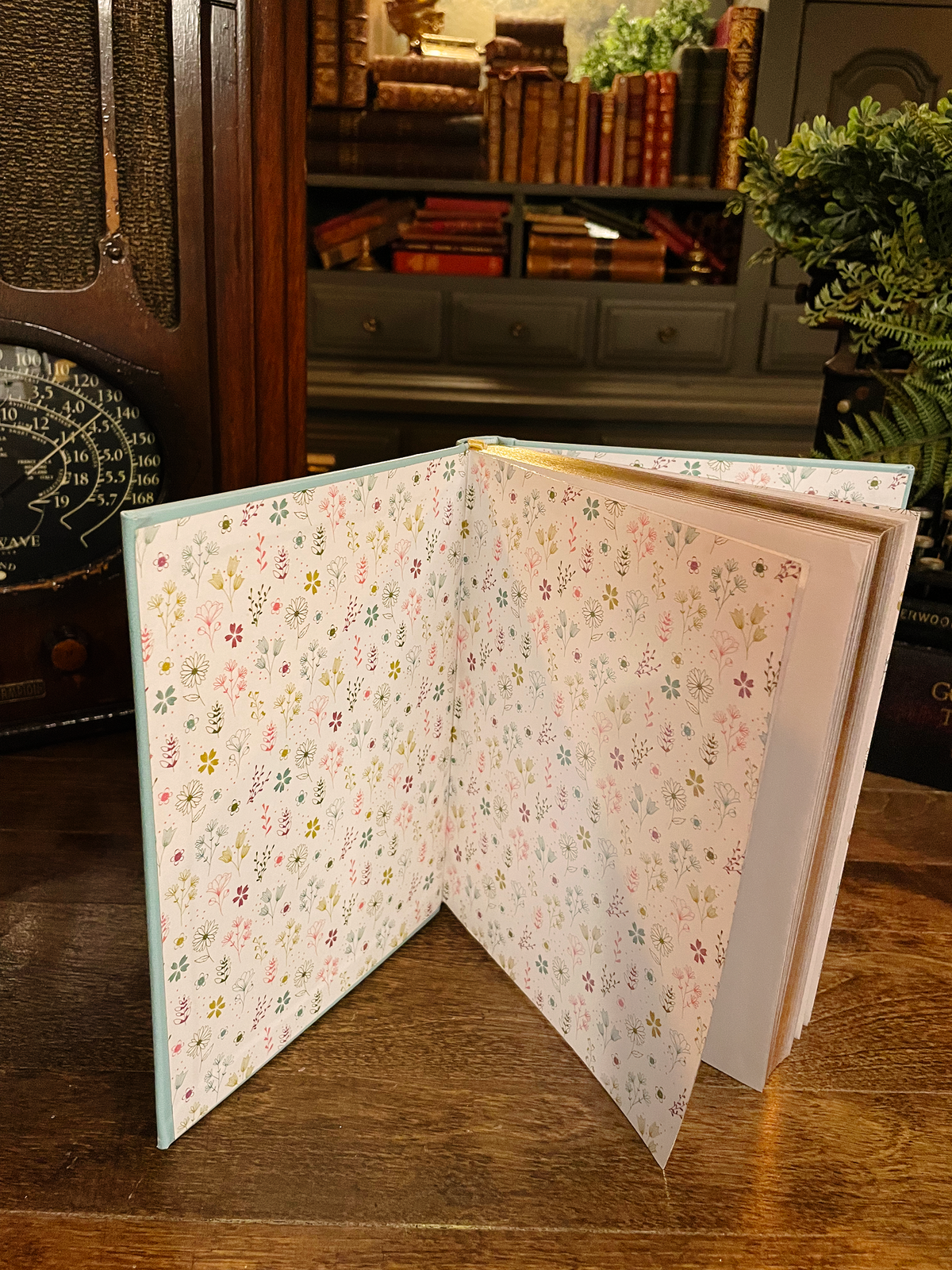 The Secret Garden, Collectible Hardcover Classic, Bonded Leather with Classic Illustrations, Gilded Pages, and Ribbon Marker