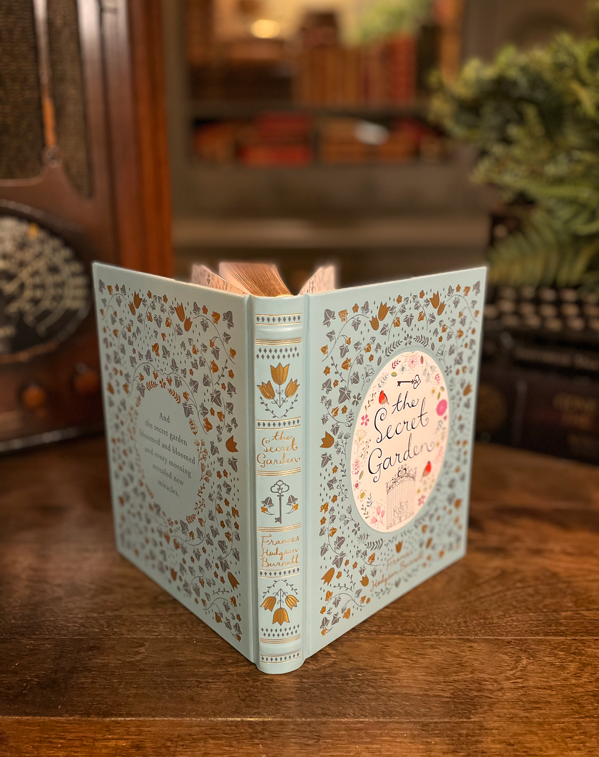 The Secret Garden, Collectible Hardcover Classic, Bonded Leather with Classic Illustrations, Gilded Pages, and Ribbon Marker